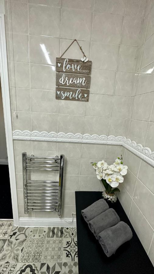 Stylish & Cosy - Flat 6, Osborne Road Apartamento Pontypool Exterior foto